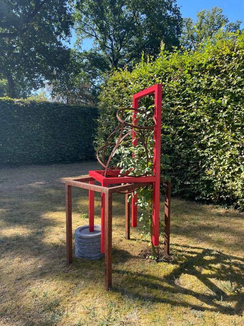 Rust, Red, Rose, 2025, staal, beton, roos