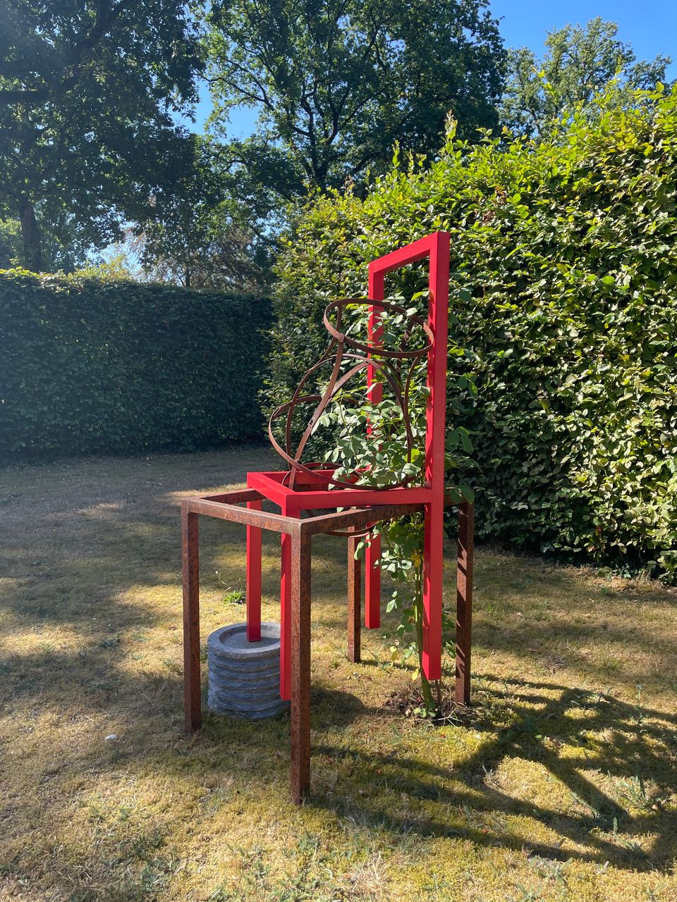 Rust, Red, Rose, 2025, staal, beton, roos